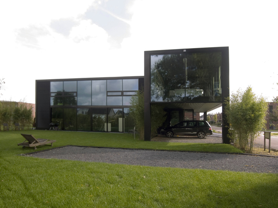 Een stoere combinatie van staal en glas typeert ook de eigen kantoren van Courage Architecten in Apeldoorn.